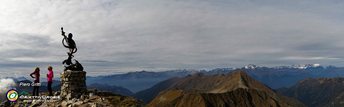 61 In vetta a Cima Cadelle (2483 m) con vista ad ovest.jpg